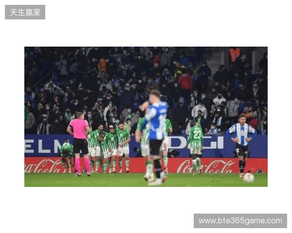 西班牙名嘴:维尼在替补席发笑不职业,在哪都该被开除